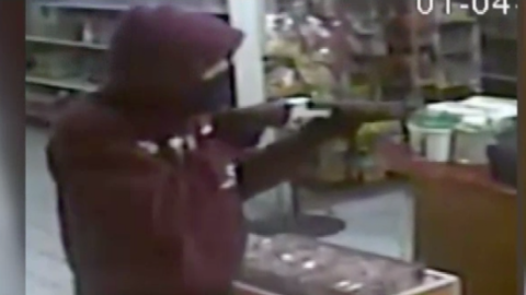 Arrestan a tres hombres por robo a mano armada 