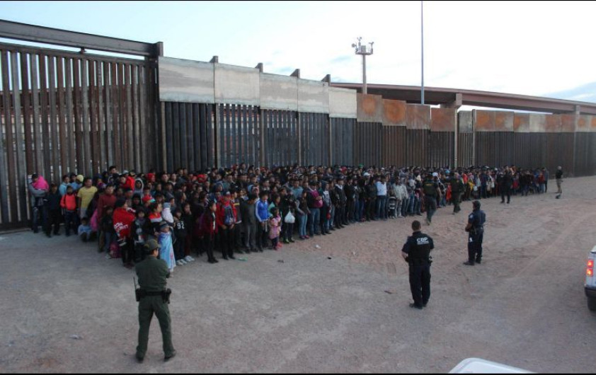 Patrulla Fronteriza de Texas, rompe récord mensual de detención de migrantes