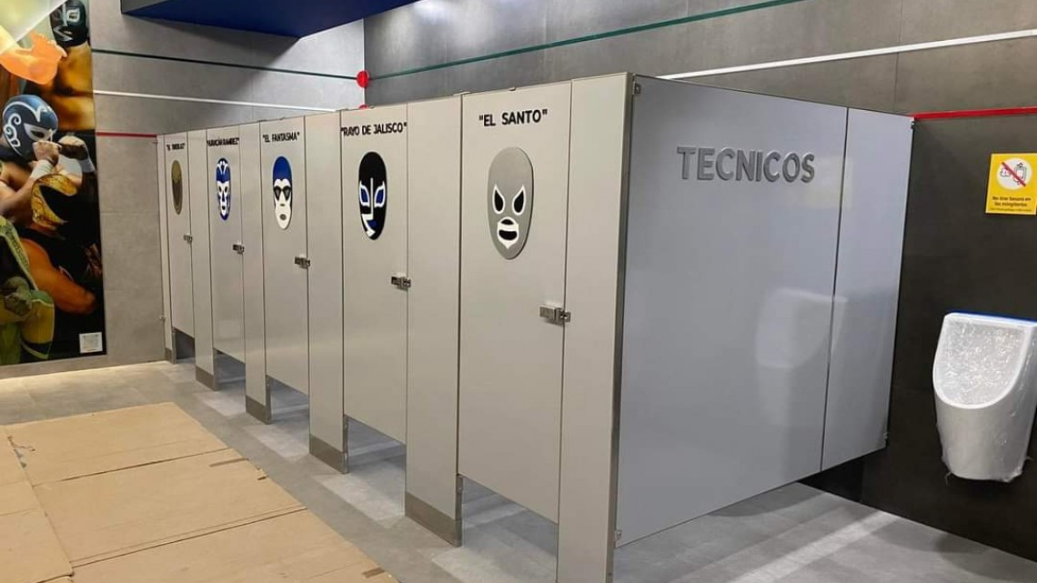 Lucha Libre y Xochimilco son plasmados en la decoración de los baños de AIFA 