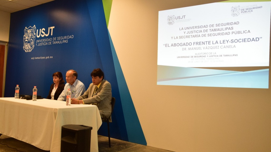 Celebran ponencia "El Abogado frente a la Ley-sociedad"
