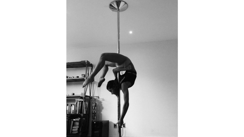 María León muestra su regreso a la rutina de Pole Dance