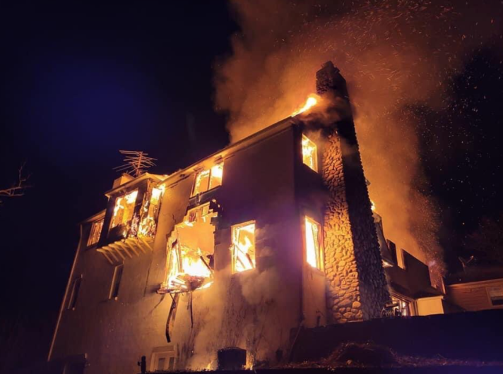Incendia su casa para acabar con plaga de serpientes; sobreviven