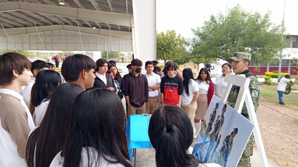Ejército realiza jornada informativa con estudiantes de preparatoria