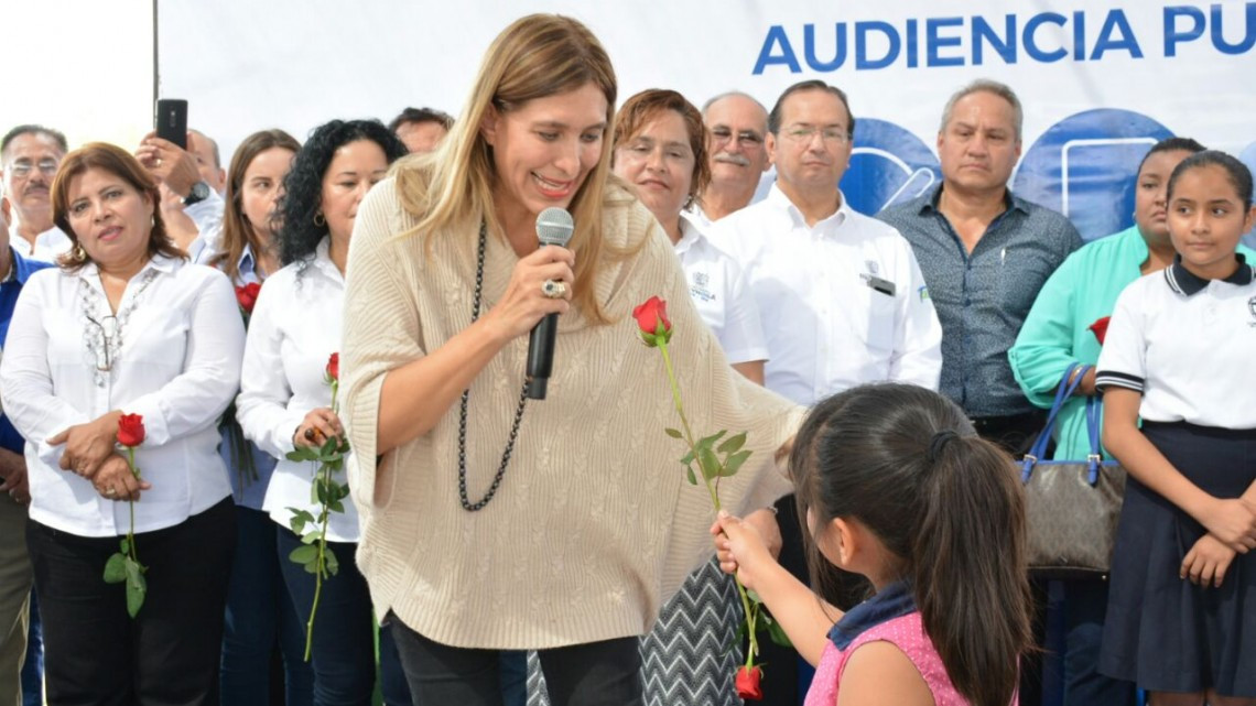 Visita Maki con buenas noticias a Paseo de las Flores