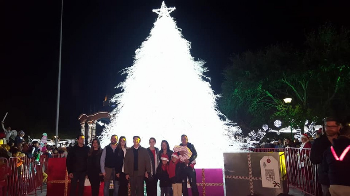 Disfrutan matamorenses de desfile y encendido de pino