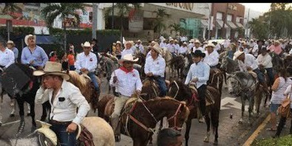 Desfilan más de 3 mil caballos por la Costera de Acapulco