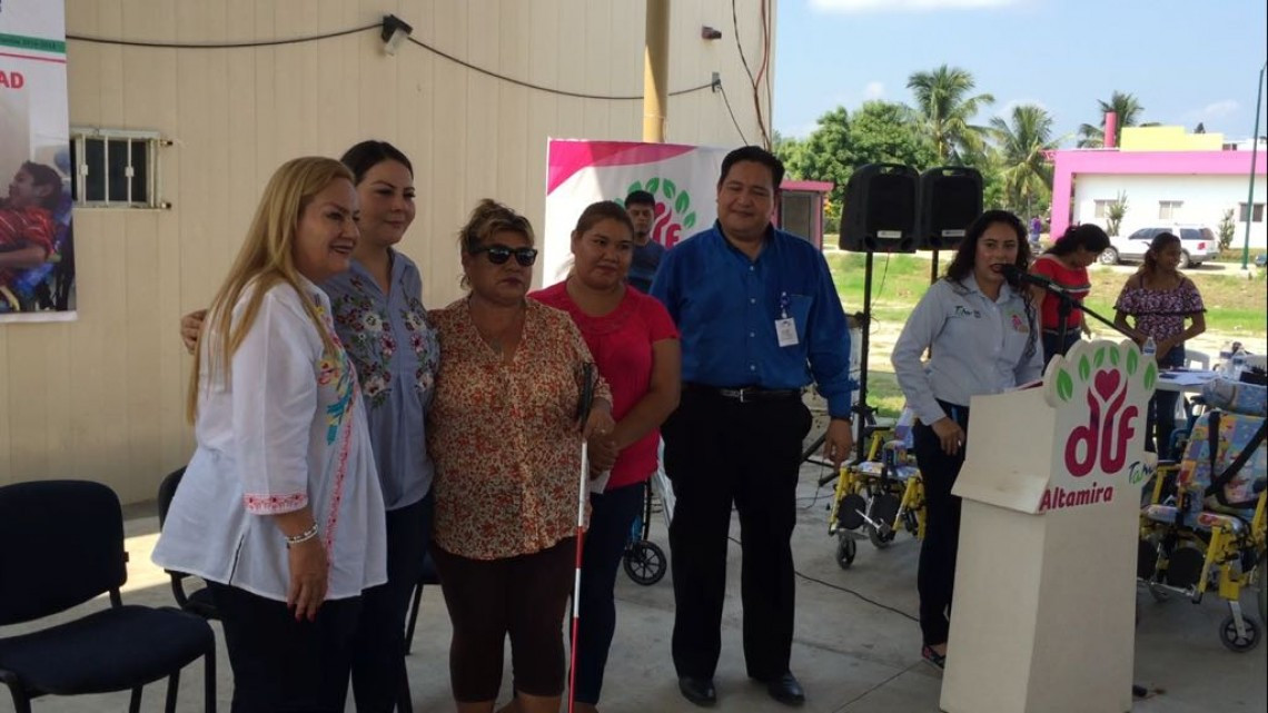 Entregan aparatos funcionales a personas con alguna discapacidad