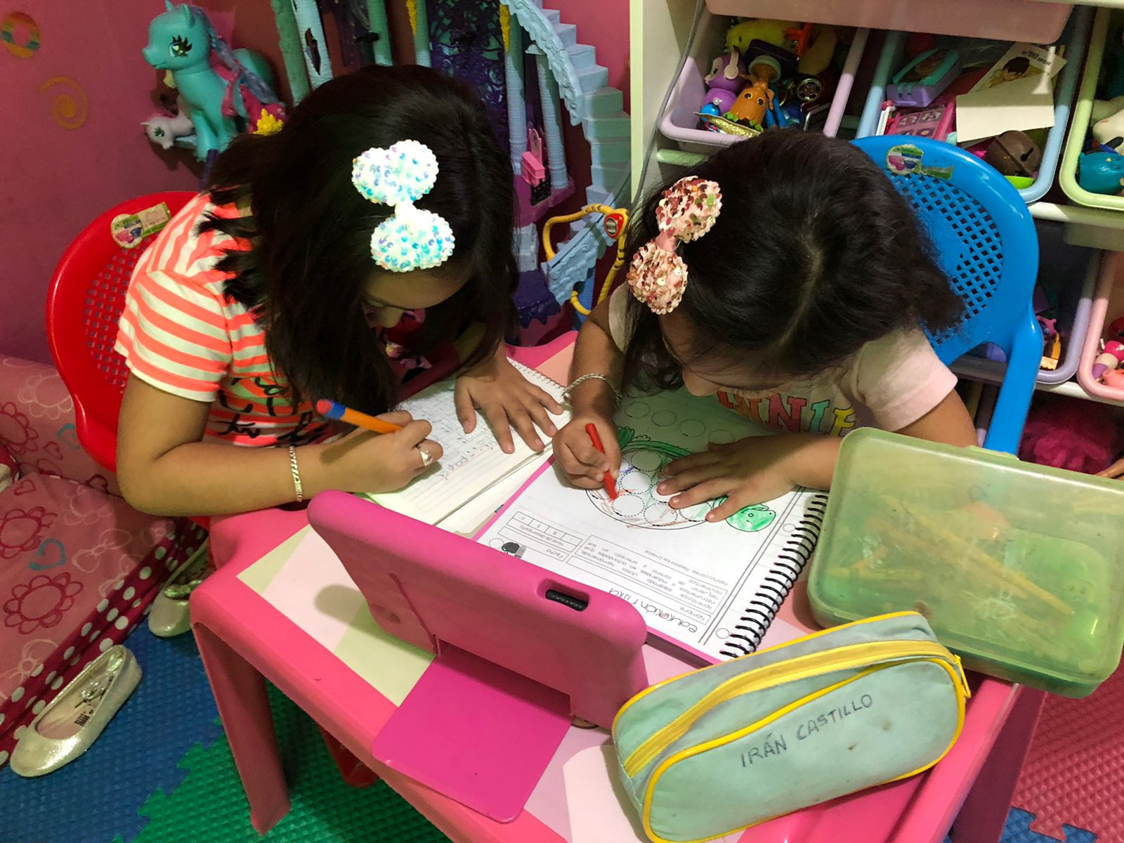 Estudiantes de educación básica en Nuevo Laredo asisten a sus clases través de teléfonos celulares y computadoras 