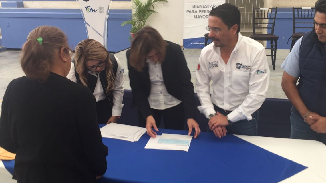 Abuelitos reciben apoyo del programa Bienestar para Adultos Mayores