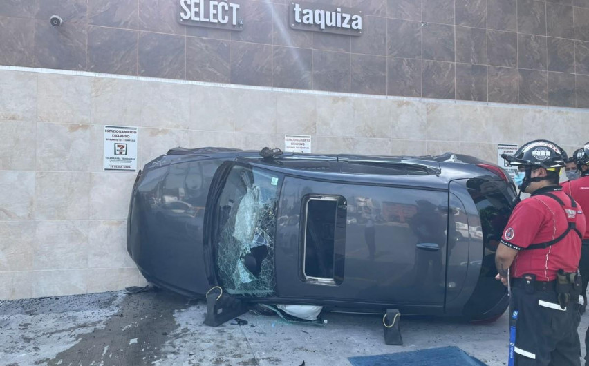 ¡Increíble! Auto se vuelca y choca a otros cuatro carros