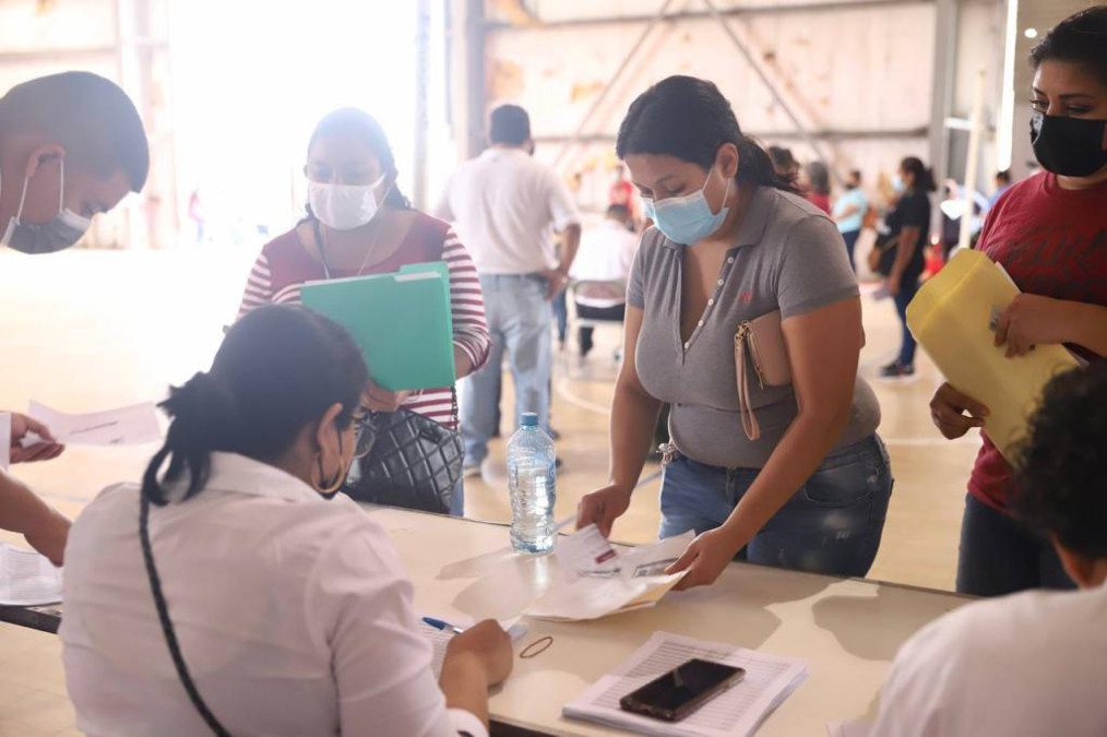 Continúa la entrega de becas Una Nueva Era 