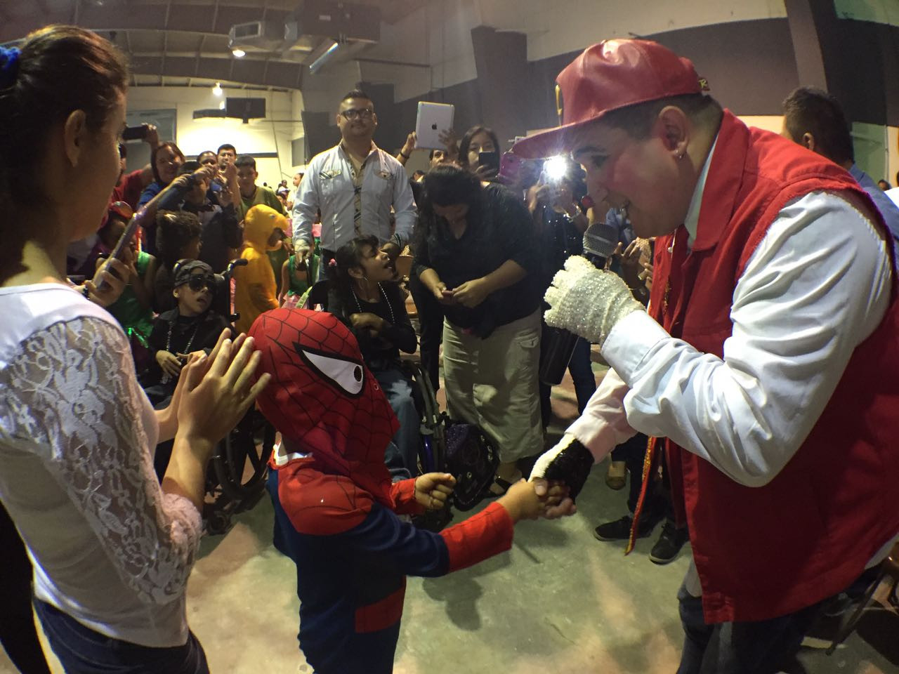 Ratón convive con niños especiales de Matamoros