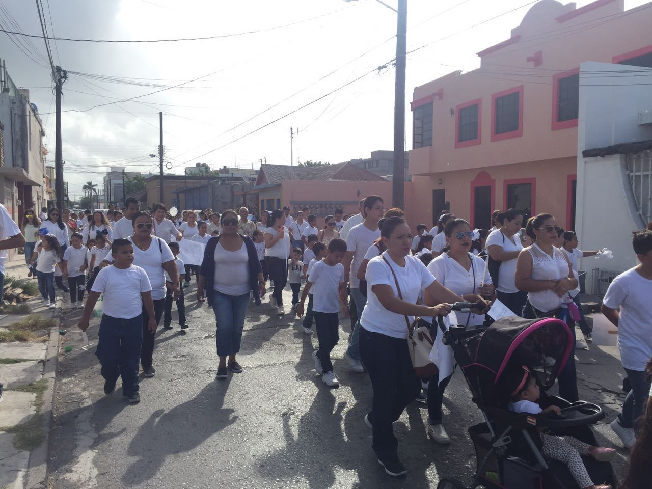 Marchan más de 300 niños por la paz