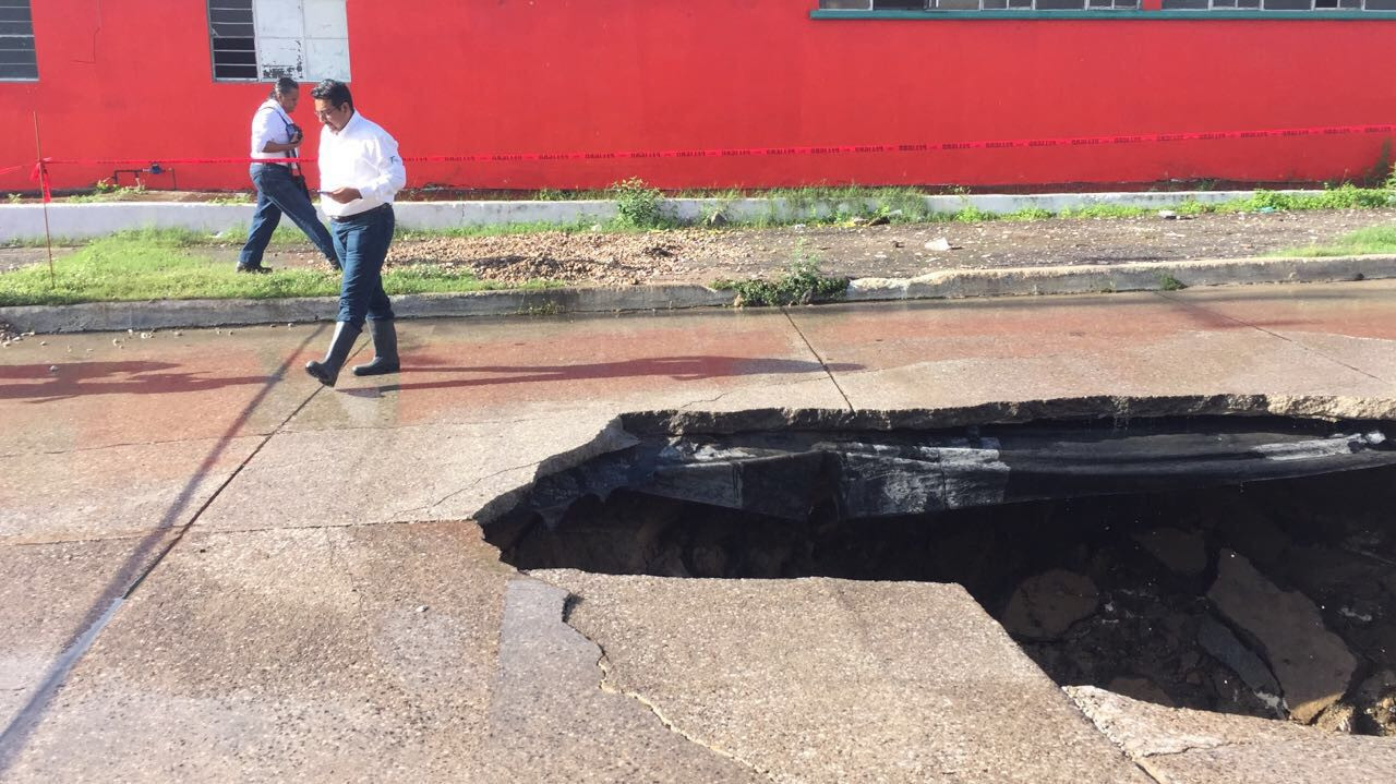 Lluvia genera socavón en Madero