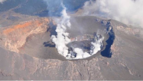 Emite Popocatépetl fumarolas con vapor de agua, gas y ceniza