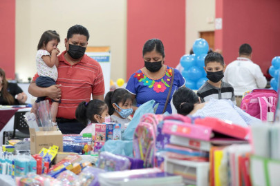 Aprovechan padres de familia para encontrar útiles escolares en Expo Regreso a Clases 