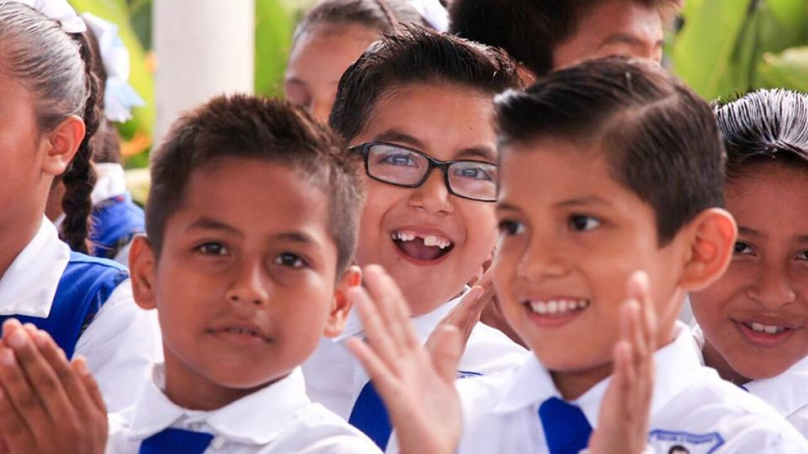 Alcaldesa inauguran plaza comunitaria