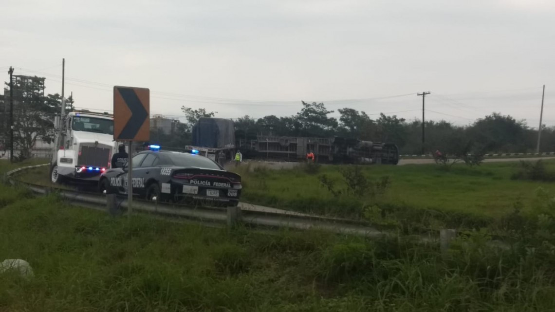 Vuelca tráiler en el distribuidor vial del puerto de Altamira