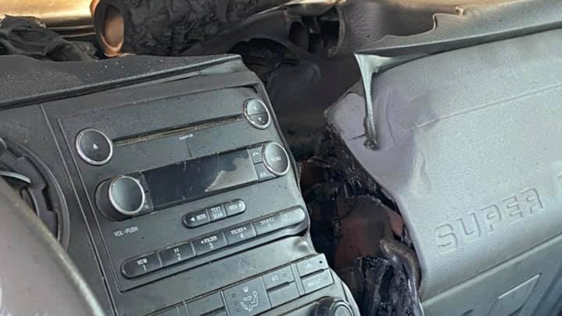 Rayo impacta en automóvil y destruye su interior 