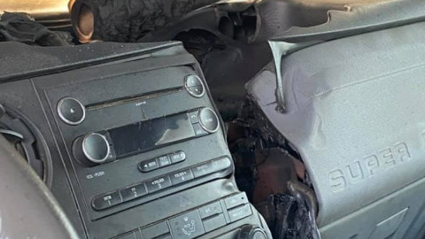 Rayo impacta en automóvil y destruye su interior 