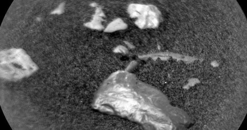 Curiosity encuentra inusual objeto brillante