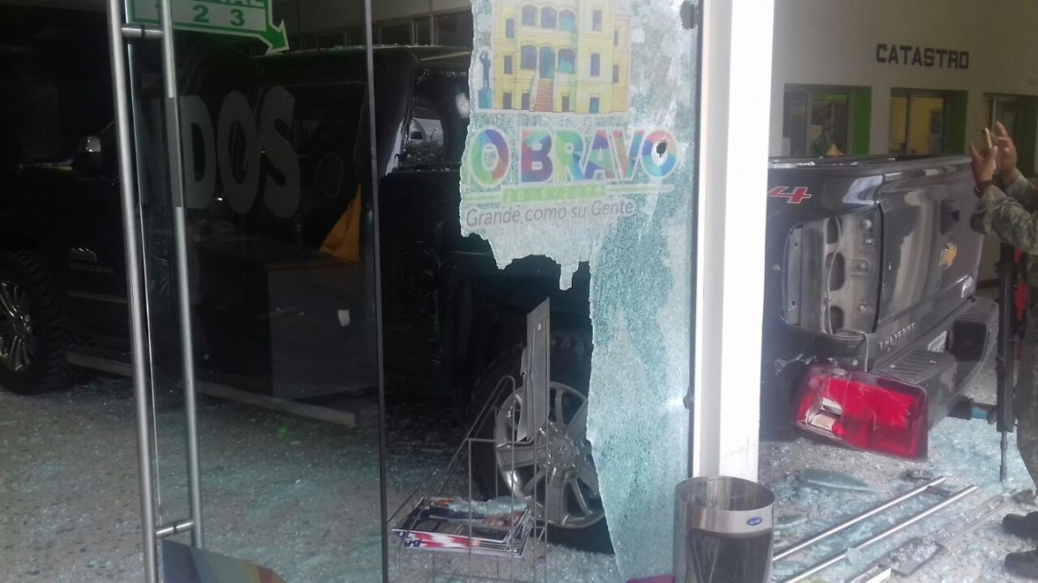 Camioneta se impacta en presidencia municipal de Rio Bravo