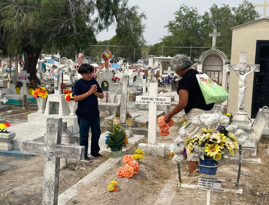 Con flores y música recuerdan a mamás en panteones