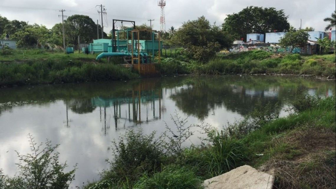 Piden desasolve de vaso captador de aguas negras