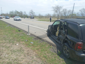Guardia Estatal auxilia a familias lesionadas en choque sobre Carretera Federal 81.