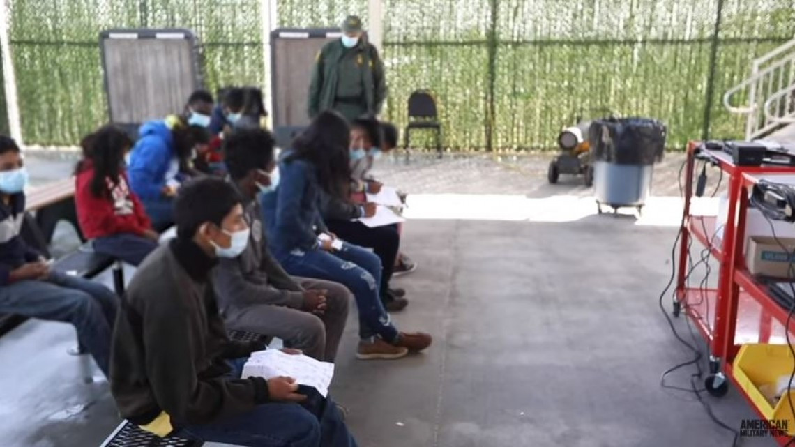 Autoridades de EU revelan imágenes de niños migrantes bajo custodia en centros de Texas 