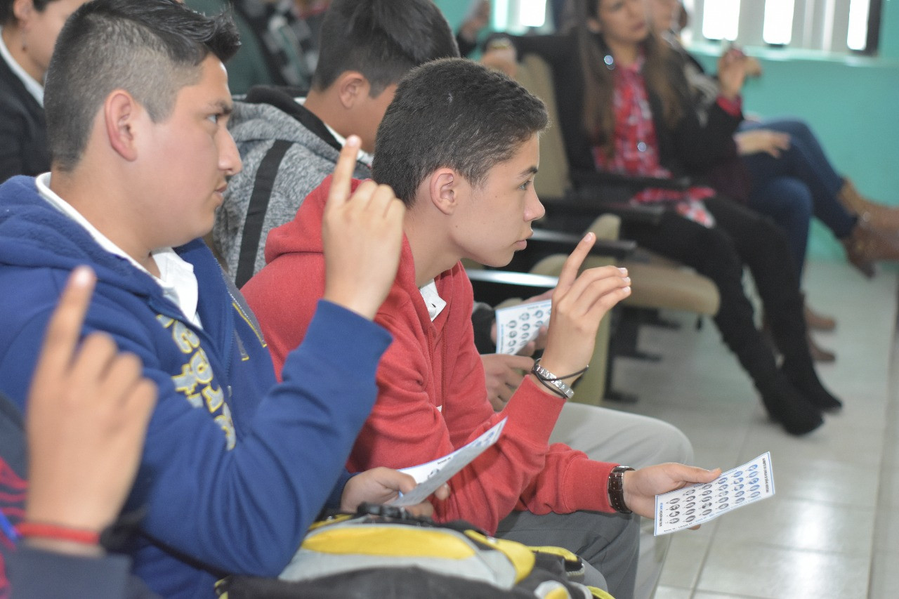 Imparten curso de lenguaje de señas en escuelas preparatorias