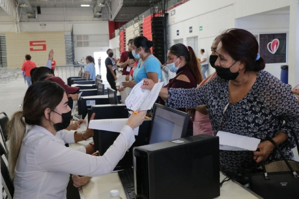 Agradecen neolaredenses facilidades para firma de contrato con institución bancaria 