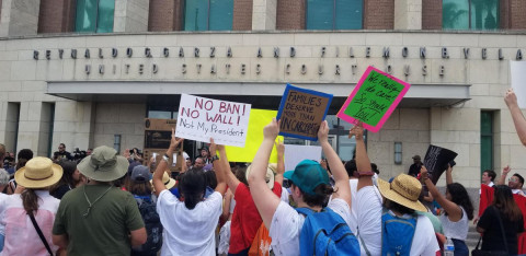 Realizan protesta pacífica contra el racismo en Linear Park 