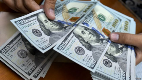 Dólar se vende en 18.90 pesos en el AICM
