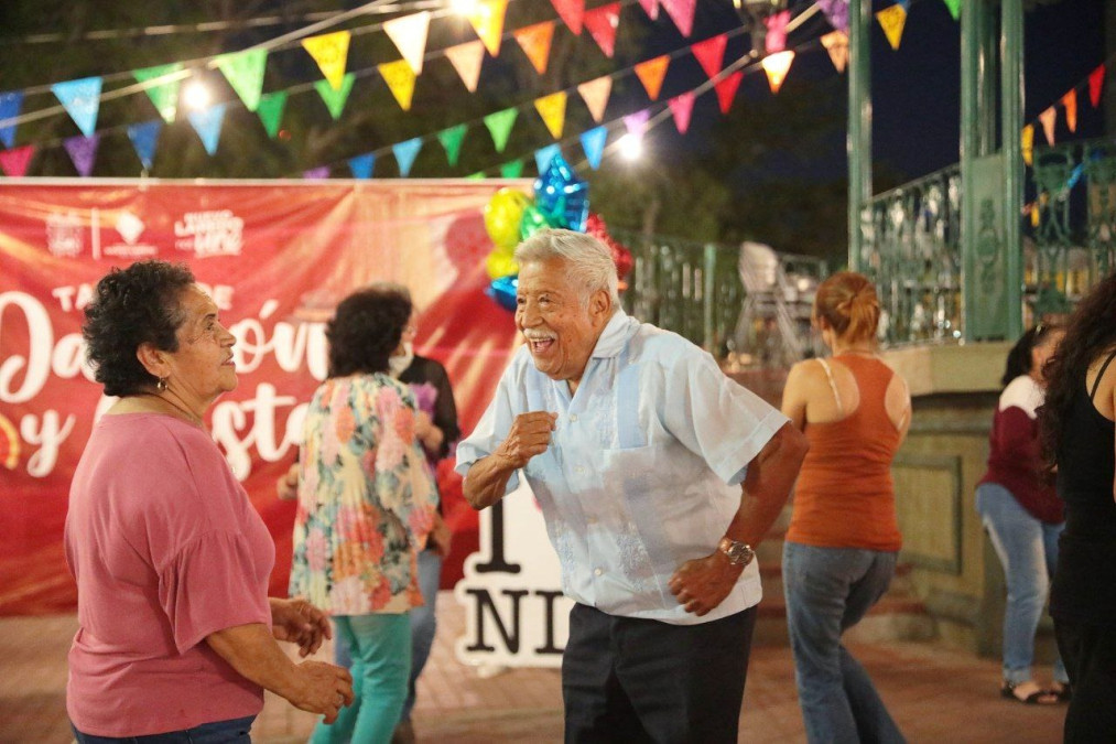 Disfrutan familias actividades en el centro histórico al ritmo del danzón