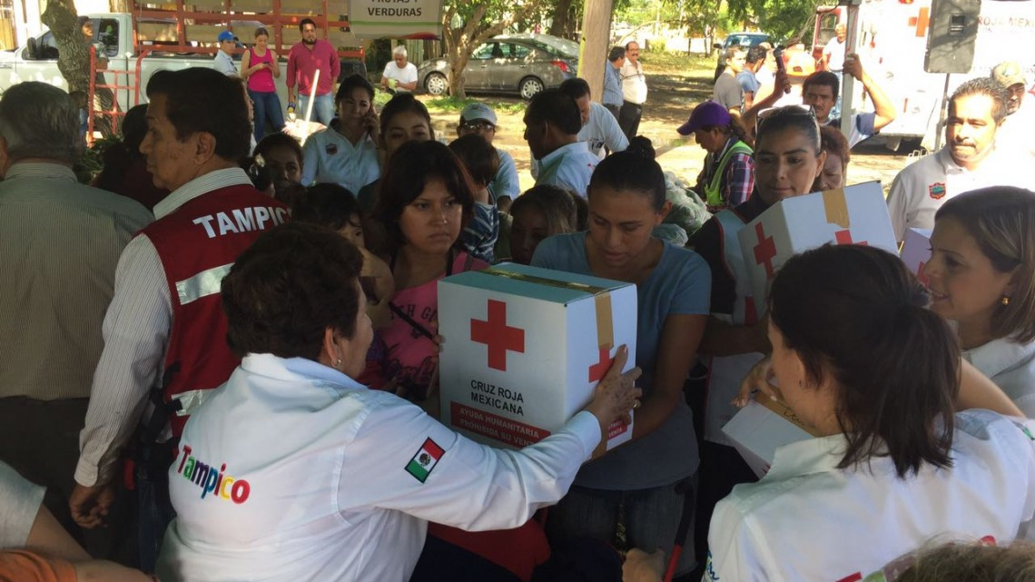 Reparte alcaldesa despensas en la Tamaulipas y la Moscú 