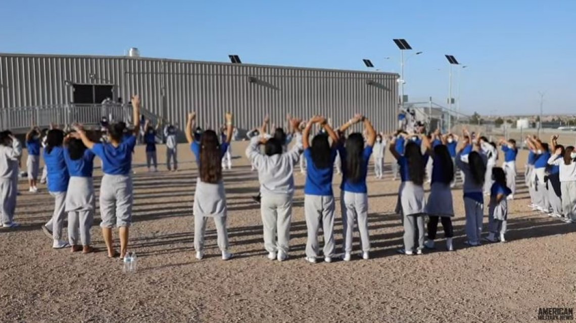 Autoridades de EU revelan imágenes de niños migrantes bajo custodia en centros de Texas 