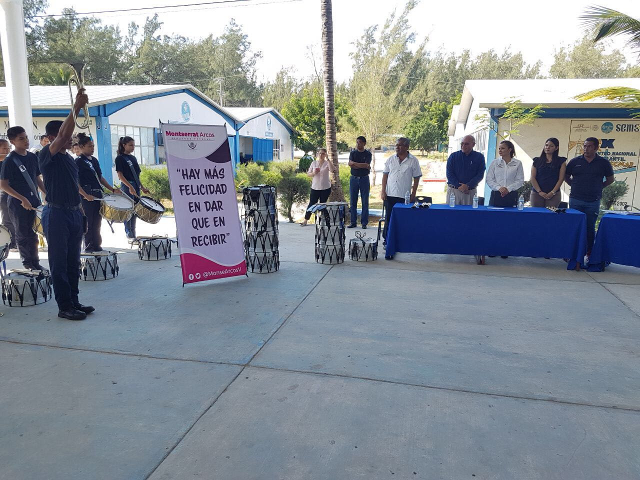 Entrega diputada apoyos a alumnos del Cetmar