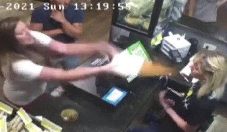 Mujer lanza sopa hirviendo a empleada de restaurante de comida mexicana