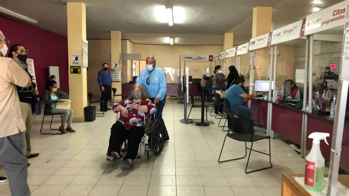 INE brinda atención prioritaria para personas de la tercera edad, con discapacidad física y mujeres embarazadas en Nuevo Laredo