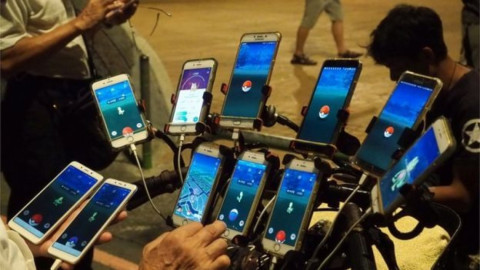 Viejito pone 11 teléfonos a su bici para jugar Pokémon Go