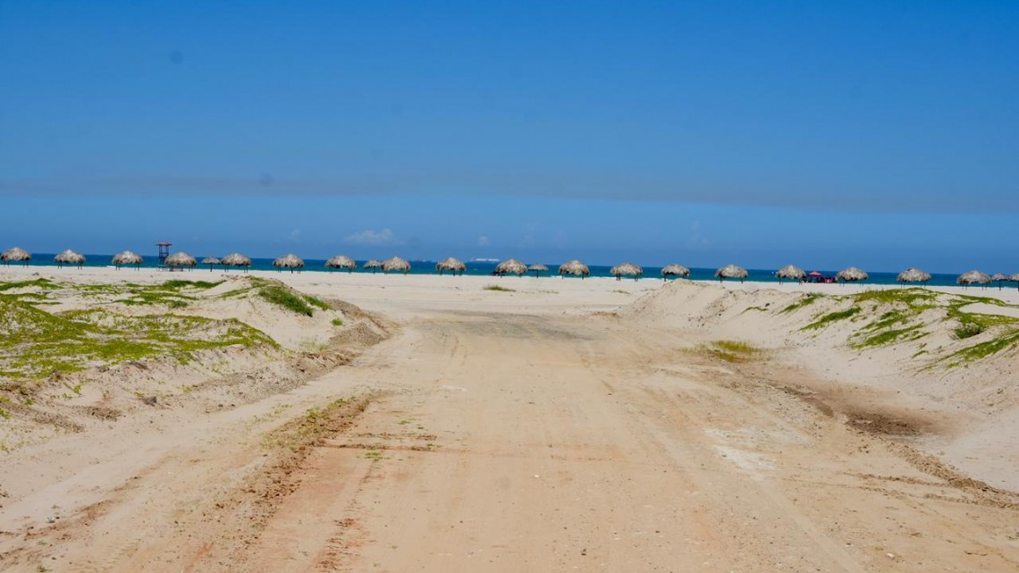 Cientos de vacacionistas acuden a la playa Tesoro