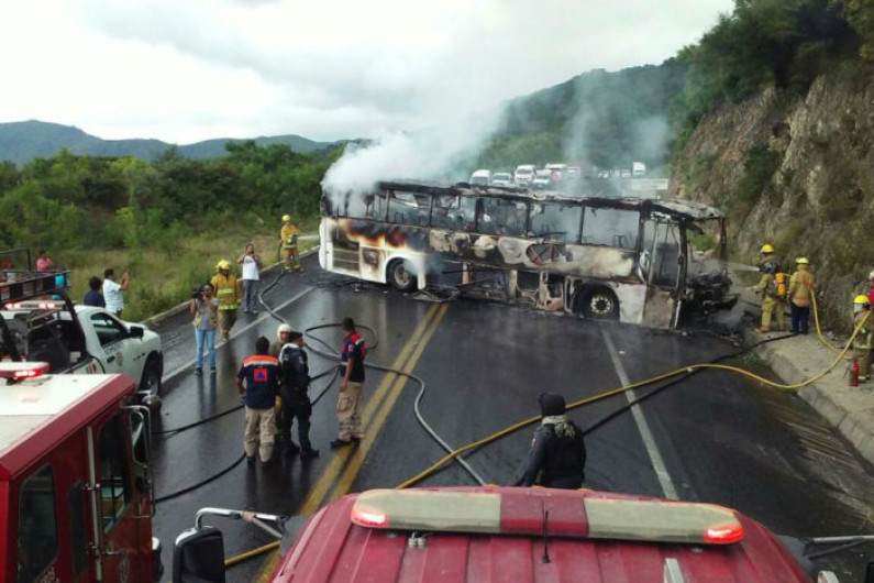 Asaltan y queman autobús en Tixtla