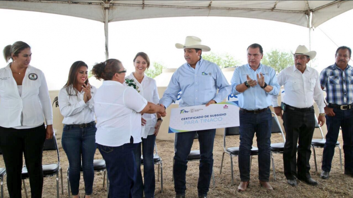 Entrega gobernador apoyo a familias 