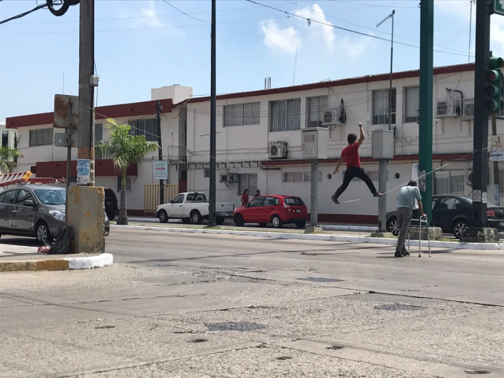 Acrobacia urbana causa expectación entre automovilistas y peatones