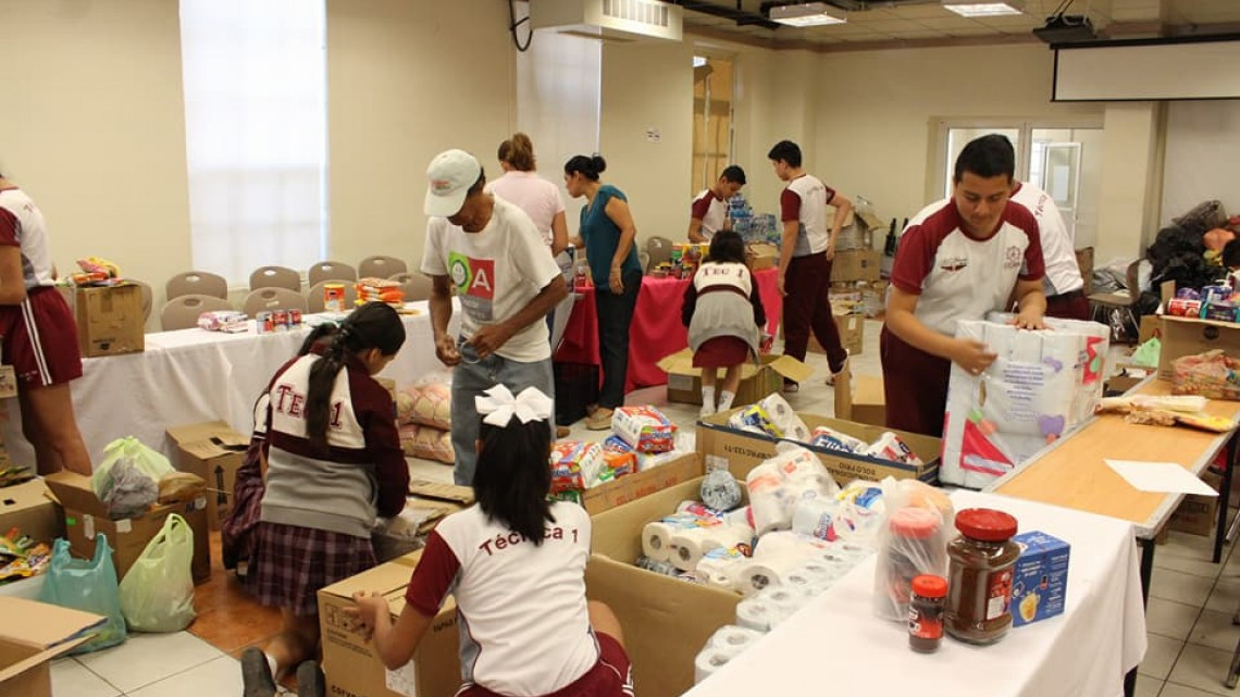 Voluntarios apoyan en centro de acopio de DIF Victoria