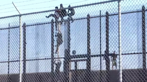 Migrantes intentan ingresar a EU con una escalera hecha con sogas
