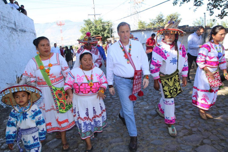 Meade acude a reunión con indígenas huicholes