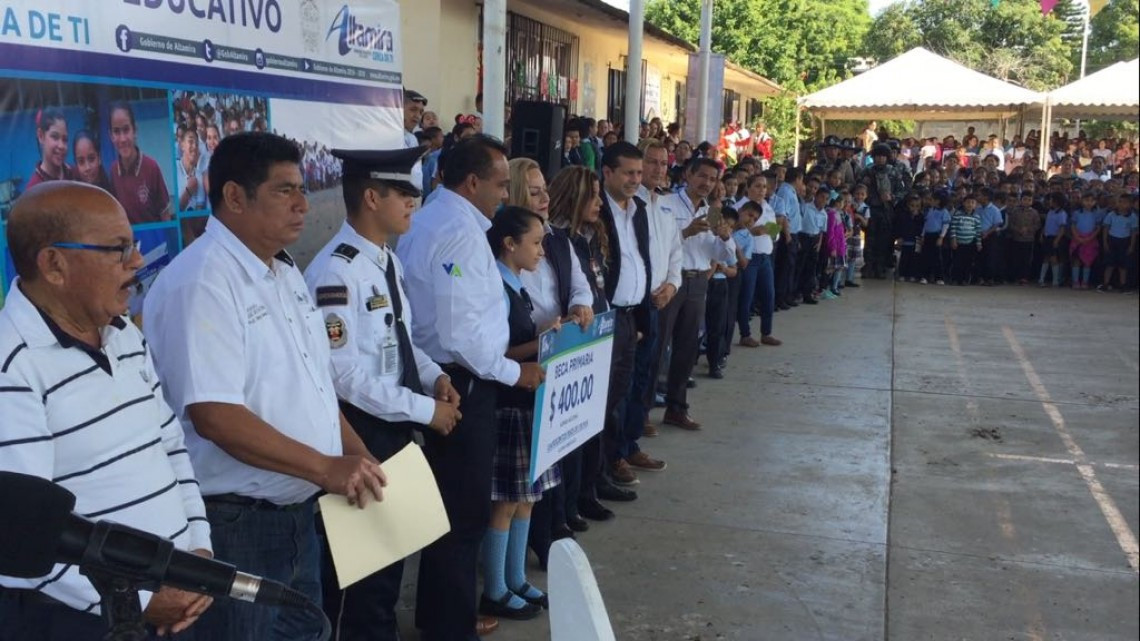 Entregan incentivos económicos municipales a estudiantes de Altamira