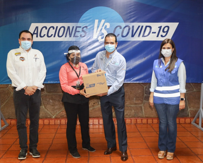 Apoya Rivas con despensas a empleados de restaurantes